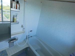 太平洋を見渡せる海浜リゾート貸切観海荘チャオ في Momiyama: حمام مع حوض استحمام ومغسلة