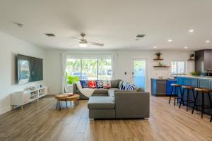 a living room with a couch and a kitchen at Life is Blue in Fort Lauderdale