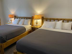 Postel nebo postele na pokoji v ubytování Kootenai Valley Motel