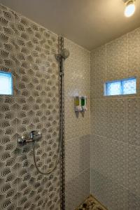 W łazience znajduje się prysznic. w obiekcie Cassava Penida Cottage w mieście Nusa Penida