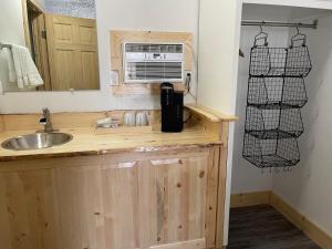 Kuchyň nebo kuchyňský kout v ubytování Kootenai Valley Motel