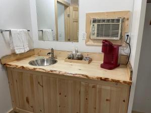 Kuchyň nebo kuchyňský kout v ubytování Kootenai Valley Motel