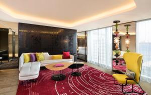 een woonkamer met een bank en een rood tapijt bij W Kuala Lumpur Hotel in Kuala Lumpur