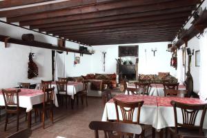 ein Restaurant mit Tischen und Stühlen in einem Raum in der Unterkunft Natur Garden Hotel in Bitez