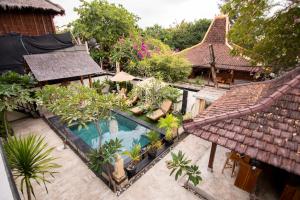 een luchtzicht op een tuin met een zwembad bij Rumah Singa - Holistic Healing Retreat in Gili Air