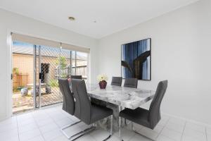 Gallery image of 3 bedroom Townhouse In Bonbeach VIC in Bonbeach