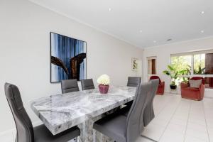 Gallery image of 3 bedroom Townhouse In Bonbeach VIC in Bonbeach