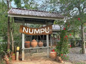 Numpu Baandin في سام رويْ يوت: علامة لمجموعة من الأواني في الحديقة