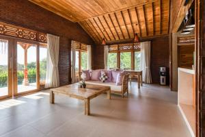 uma sala de estar com um sofá e uma mesa em Atta Villa em Karangasem