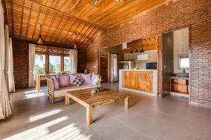 ein Wohnzimmer mit einem Sofa und einem Tisch in der Unterkunft Atta Villa in Karangasem