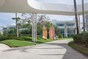 une passerelle avec des sculptures devant un bâtiment dans l'établissement Marítima Golf Luxury Department 2BR, à Bucerías