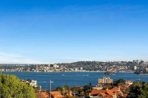 Gallery image of HARIS - Modern 2BR Apartment with Views in Sydney