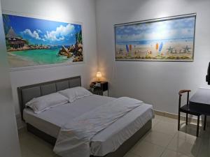 um quarto com uma cama e um quadro na parede em klia alanis residence free wifi em Sepang