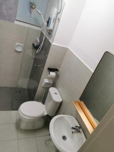 een badkamer met een toilet en een wastafel bij klia alanis residence free wifi in Sepang