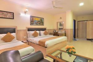 Hotel Castle Blue New Delhi At IGI Airport tesisinde bir odada yatak veya yataklar
