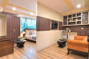 Habitación de hotel con cama, escritorio y sofá en Hotel Castle Blue New Delhi Near IGI Airport, en Nueva Delhi