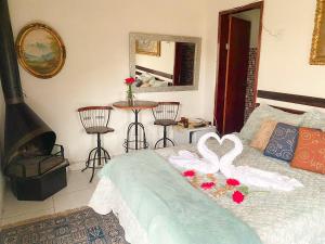 a bedroom with a bed with two hearts on it at Recanto das Orquideas in Quatis