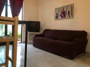 ein Wohnzimmer mit einem Sofa und einem TV in der Unterkunft La Fortaleza in Municipio Tonatico