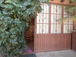 una entrada a una puerta roja con una planta en La Fortaleza, en Tonatico