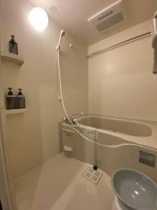 リブレ in Kumamoto 302 في كوماموتو: حمام مع حوض وحوض استحمام