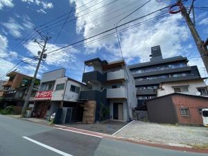 ein Gebäude an der Seite einer Stadtstraße in der Unterkunft リブレ in Kumamoto 302 in Kumamoto