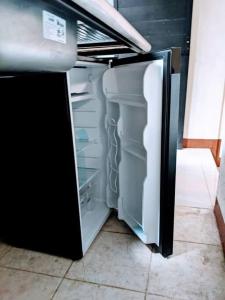 einen Kühlschrank mit offener Tür in der Küche in der Unterkunft Casa Vainilla 4 in Santa Lucía