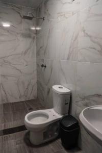 ein Badezimmer mit einem weißen WC und einem Waschbecken in der Unterkunft Casa Vainilla 4 in Santa Lucía