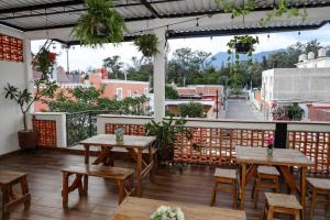 eine Terrasse mit Tischen und Stühlen und Stadtblick in der Unterkunft Casa Vainilla 4 in Santa Lucía