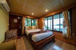 Кровать или кровати в номере Tongta Phaview Resort