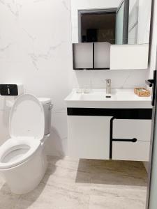 un bagno bianco con un water e un lavandino di Hannah Homestay a Phu Quoc