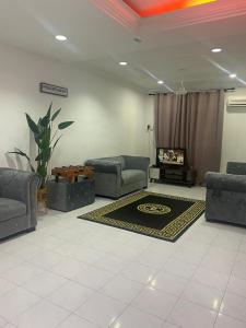 sala de estar con sofás, sofá y alfombra en NAURAH HOMESTAY, en Sungai Petani