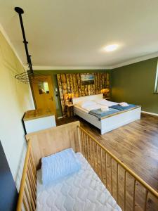 1 dormitorio con 2 camas en una habitación en Haus am Bach, en Neuwerk
