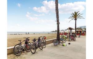un grupo de bicicletas estacionadas junto a la playa en 3 Bedroom Cozy Apartment In La Rpita, en Sant Carles de la Ràpita