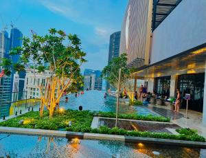 クアラルンプールにあるAXON Suites Bukit Bintang By Sky Poolの建物のある街の真ん中のプール