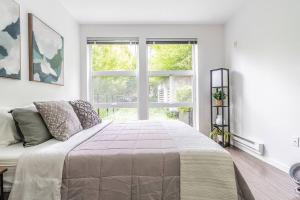 Un dormitorio con una cama grande y una ventana en One bedroom luxury apartment (Gym, Wifi, Parking, Rooftop Deck), en Seattle
