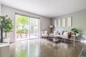 a living room with a couch and a table at One bedroom luxury apartment (Gym, Wifi, Parking, Rooftop Deck) in Seattle +24 photos
