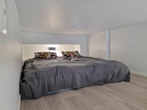 Postel nebo postele na pokoji v ubytování Cozy and modern loft-styled apartment near Airport with AC