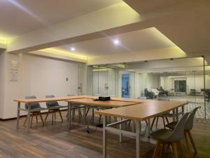 uma sala de reuniões com mesas e cadeiras num escritório em Muña Hotel em Talavera