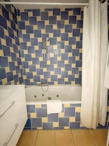 La salle de bains est pourvue d'une baignoire et d'une douche. dans l'établissement Superbe Apart 2 rooms lumineaux parking Casa Lyon, à Lyon