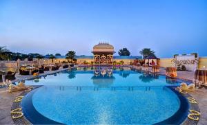 Bazén v ubytování Noormahal Palace Hotel nebo v jeho okolí