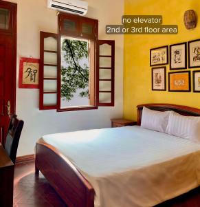 una camera con letto e finestra di Hanoi Hidden Guest House a Hanoi