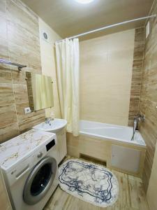 y baño con lavadora y bañera. en 2.х полноценная . ЖК комфорт. en Kokshetau