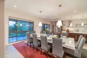 a kitchen and dining room with a table and chairs at The Hideaway by Gatt Wines 