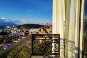 balcón con vistas a la ciudad en La Pense'e Hotel - Dalat, en Da Lat