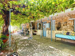 un patio con un columpio bajo un árbol en Holiday House Prodromos en Prodromos