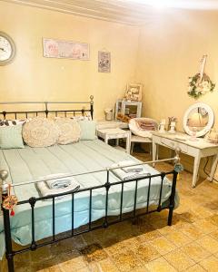 Holiday House Prodromos في برودروموس: غرفة نوم بسرير وطاولة ومرآة