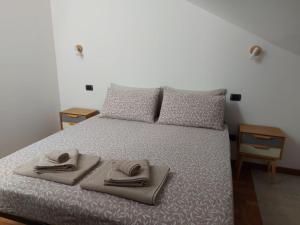 a bedroom with a bed with towels on it at BnB Bagno di Bosco in Gubbio