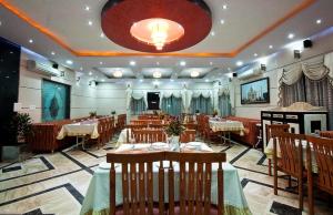 um restaurante com mesas e cadeiras e uma sala grande em Sun - A TAJ VIEW HERITAGE HOTEL em Agra