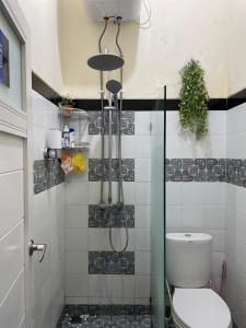uma casa de banho com um chuveiro e um WC. em The Safa Baiti Guest House Syariah em Rampal