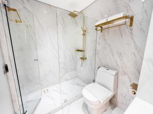 A bathroom at Ironwood Hotel